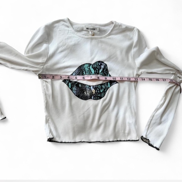 ‎Cropped Snake Lips Tee - Picture 15 of 16